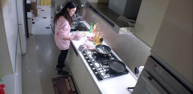 林允|26岁林允晒出北京的豪宅走红网络，全屋乱到极致，网友：很真实！