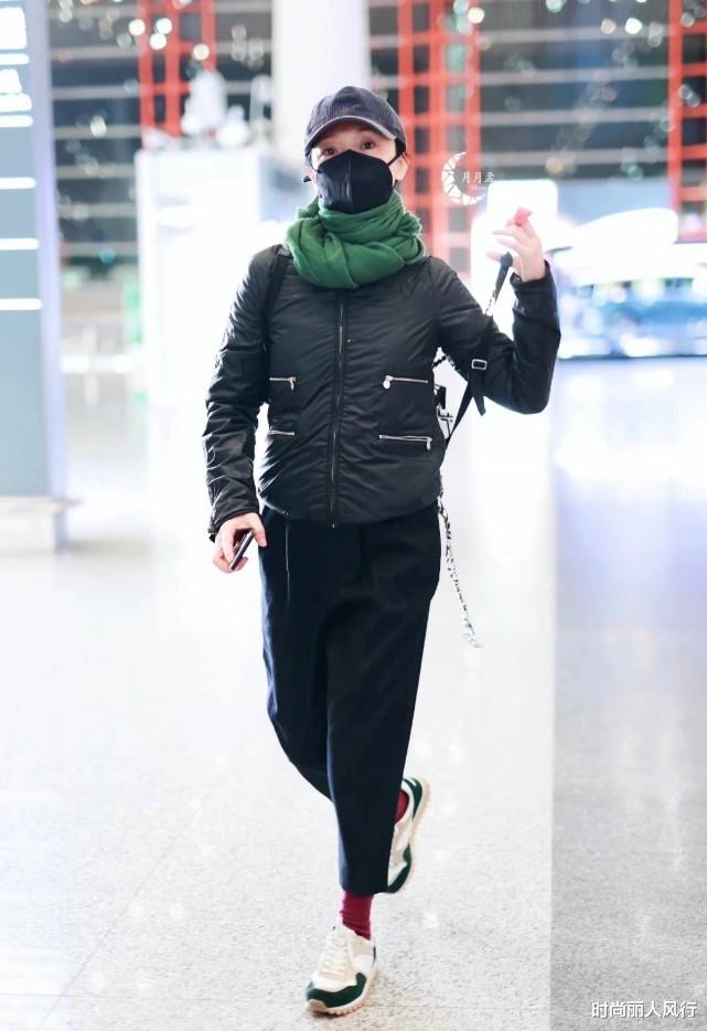 周迅|周迅带小13岁男友回家，大翻车！男友一身邋遢周迅穿羽绒服像路人