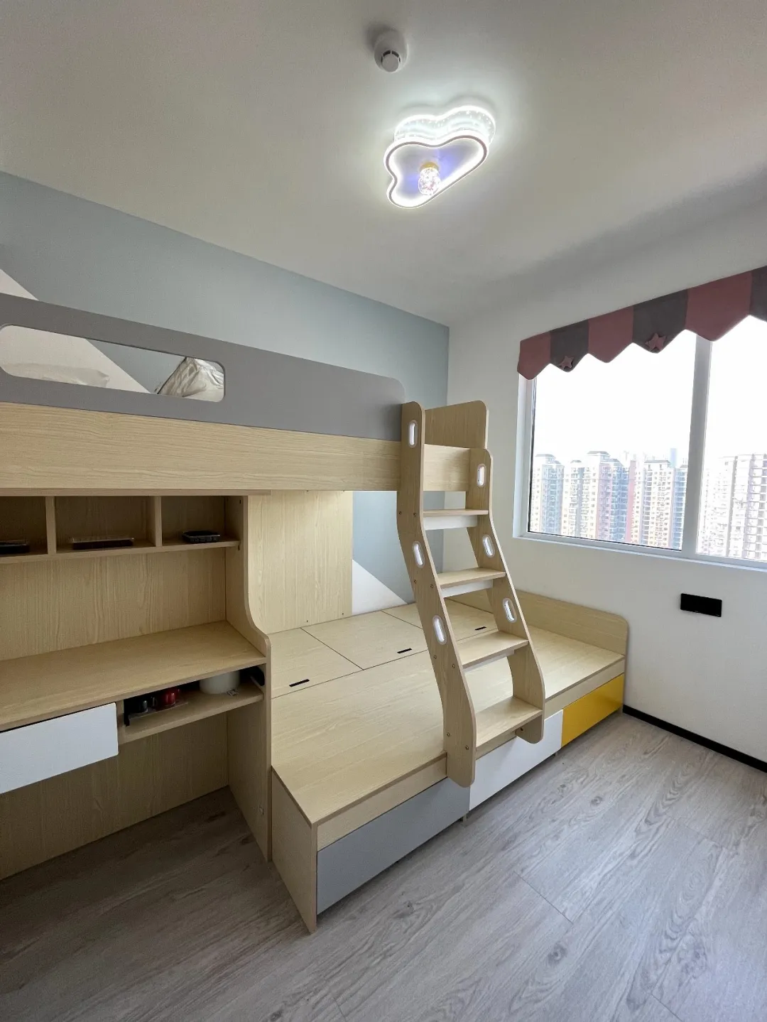 95㎡三室变两室,打造黑白灰风格,还有独立办公空间