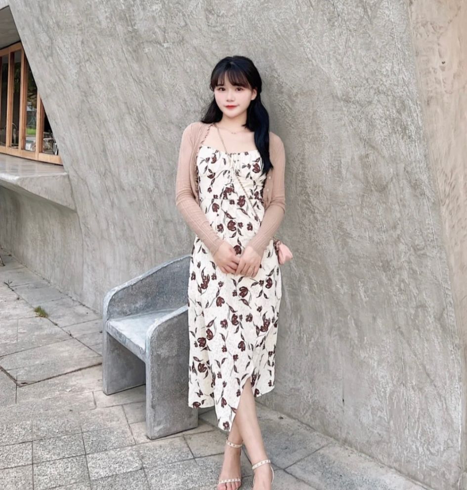 入秋后火了一种穿搭,叫“开衫+过膝裙”,中年女人穿知性优雅