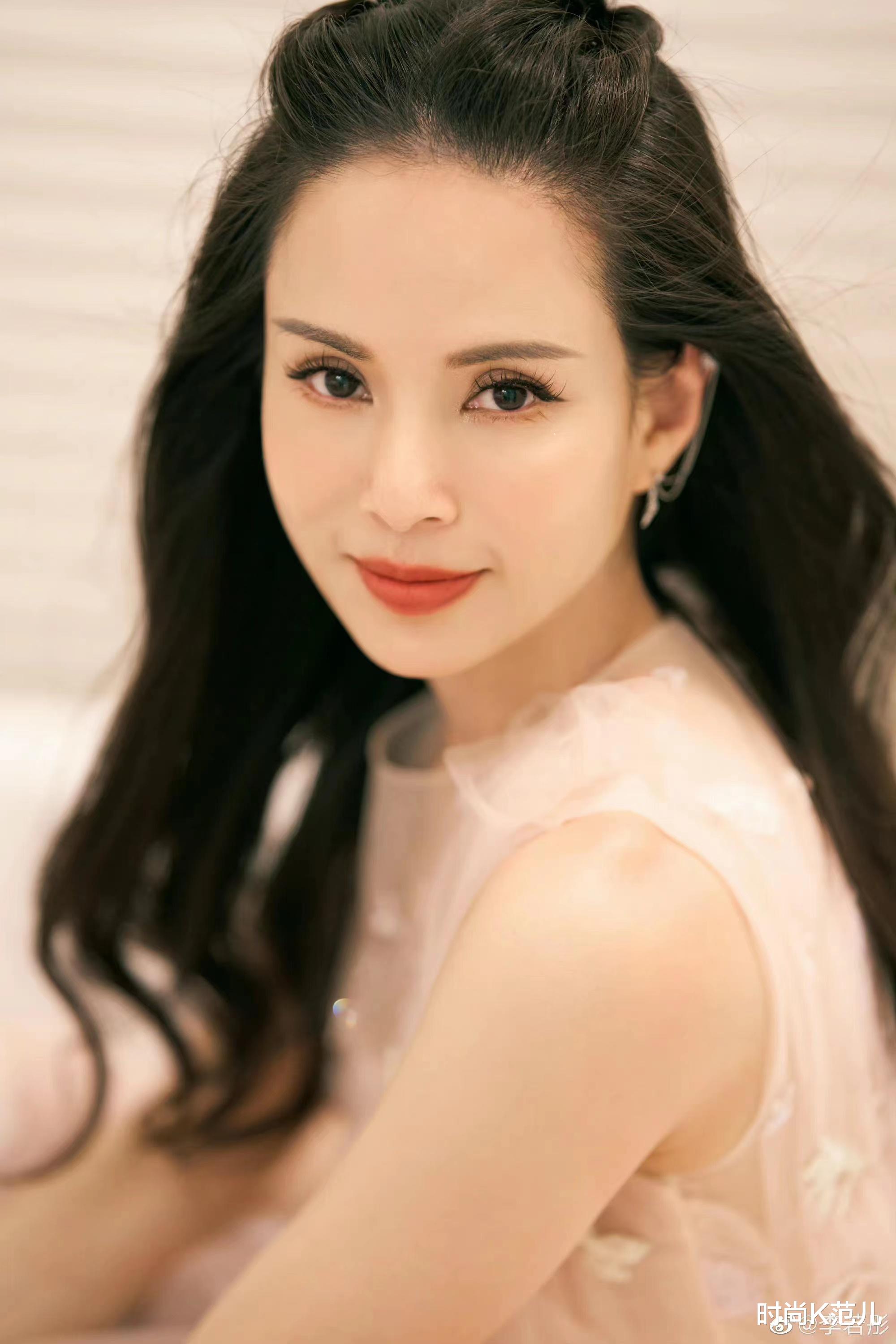 男士发型 李若彤尝试新发型，戴假发片刘海，清新甜美又减龄！