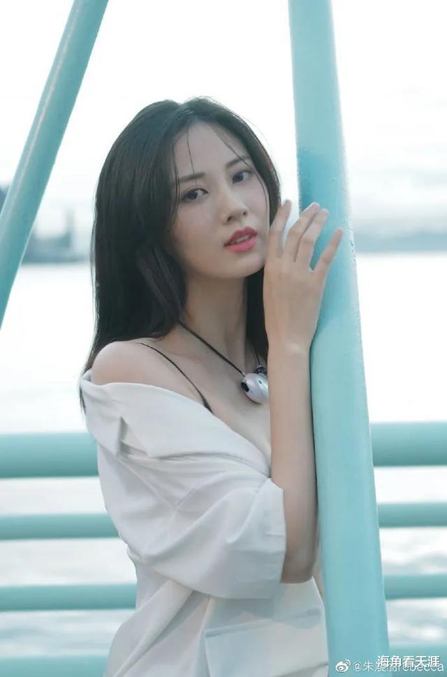 朱晨丽|唯一内地港姐冠军朱晨丽：因职场社交失策被雪藏，愿奋起直追