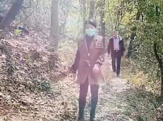 许敏|真幸福!许敏夫妇假期外出踏青,身穿儿媳妇田静送的衣服超有爱