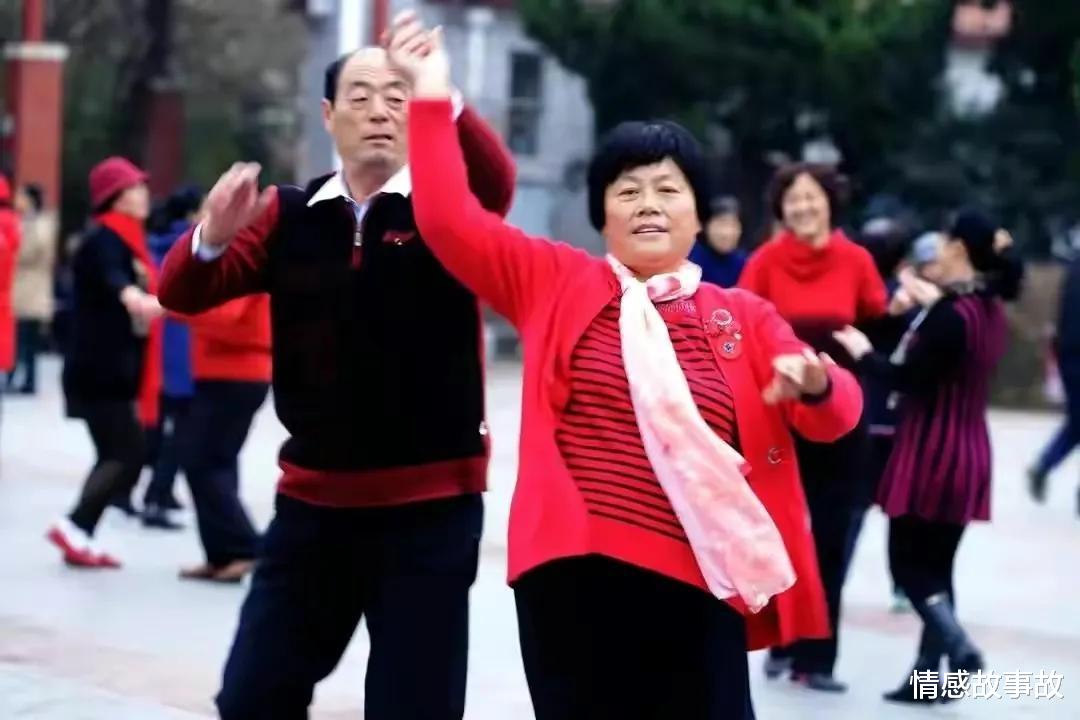 62岁老人哭诉:交谊舞跳不得,跳半年被打三次,还进了一次公安局