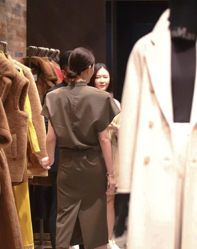 李小冉|46岁李小冉出席活动，生图美得童叟无欺，靴子被称“唯一槽点”