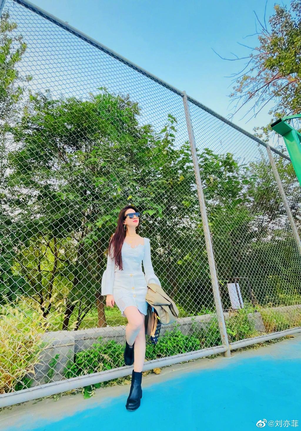 tiktok|刘亦菲晒国庆假期九宫格照，白色连衣裙超级性感，身边狗狗抢眼