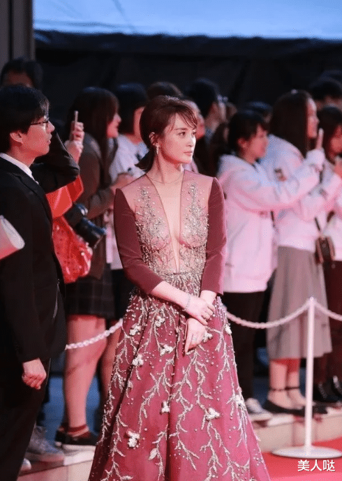 蒋勤勤|陈建斌真有福气，蒋勤勤穿深V裙妩媚多姿却不低俗，美若天仙下凡