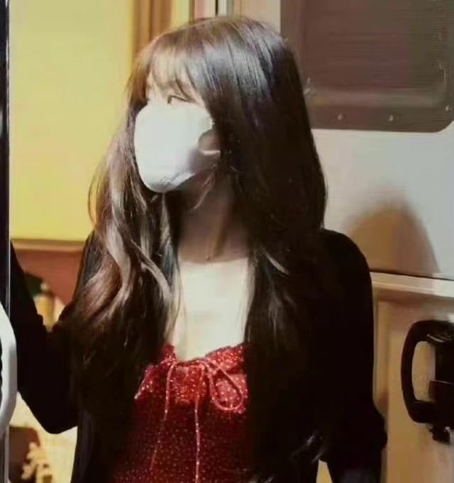 赵露思|赵露思新剧路透流出,身穿红色碎花裙美艳不可方物,粉丝直呼期待