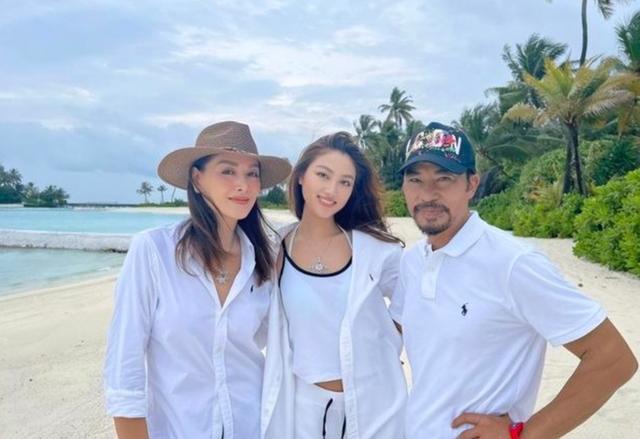 任达华|任达华携妻女畅玩马尔代夫！女儿美艳满满欧美范，穿吊带火辣迷人