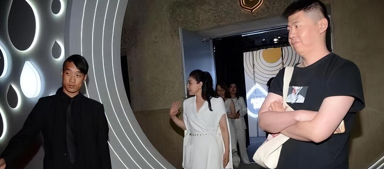 郭晶晶|头一回见郭晶晶这么强势！一身企业家造型现身活动，太像董明珠