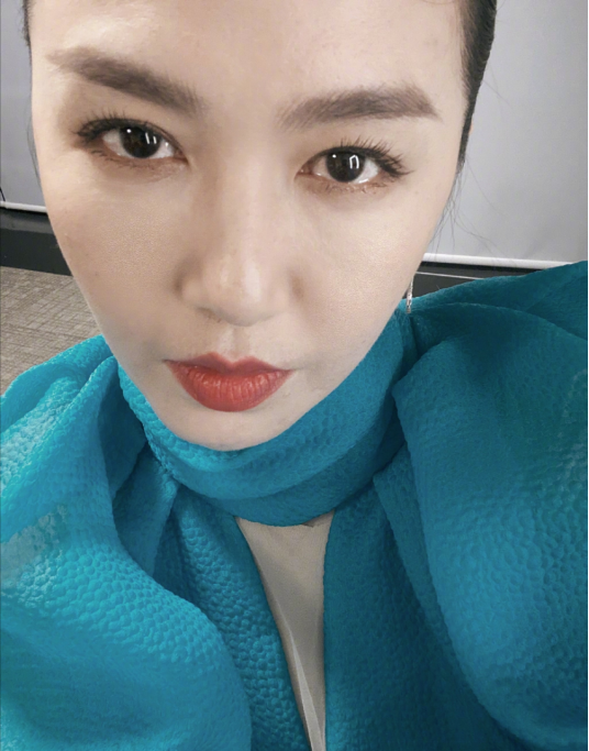 谭维维|谭维维被爆已当妈了，两娃年龄相仿疑双胞胎，水果摊试吃太接地气