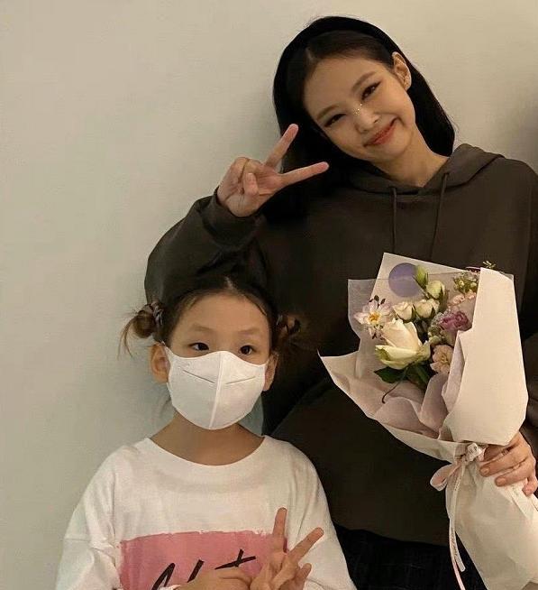 |jennie后台照曝光,和小朋友开心比剪刀手,竟比小孩脸都小