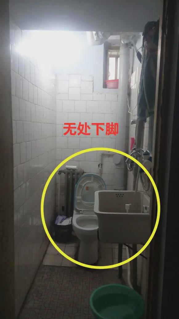 又是一个好设计:打个L型一体式浴室柜,洗漱台连着马桶,占地小