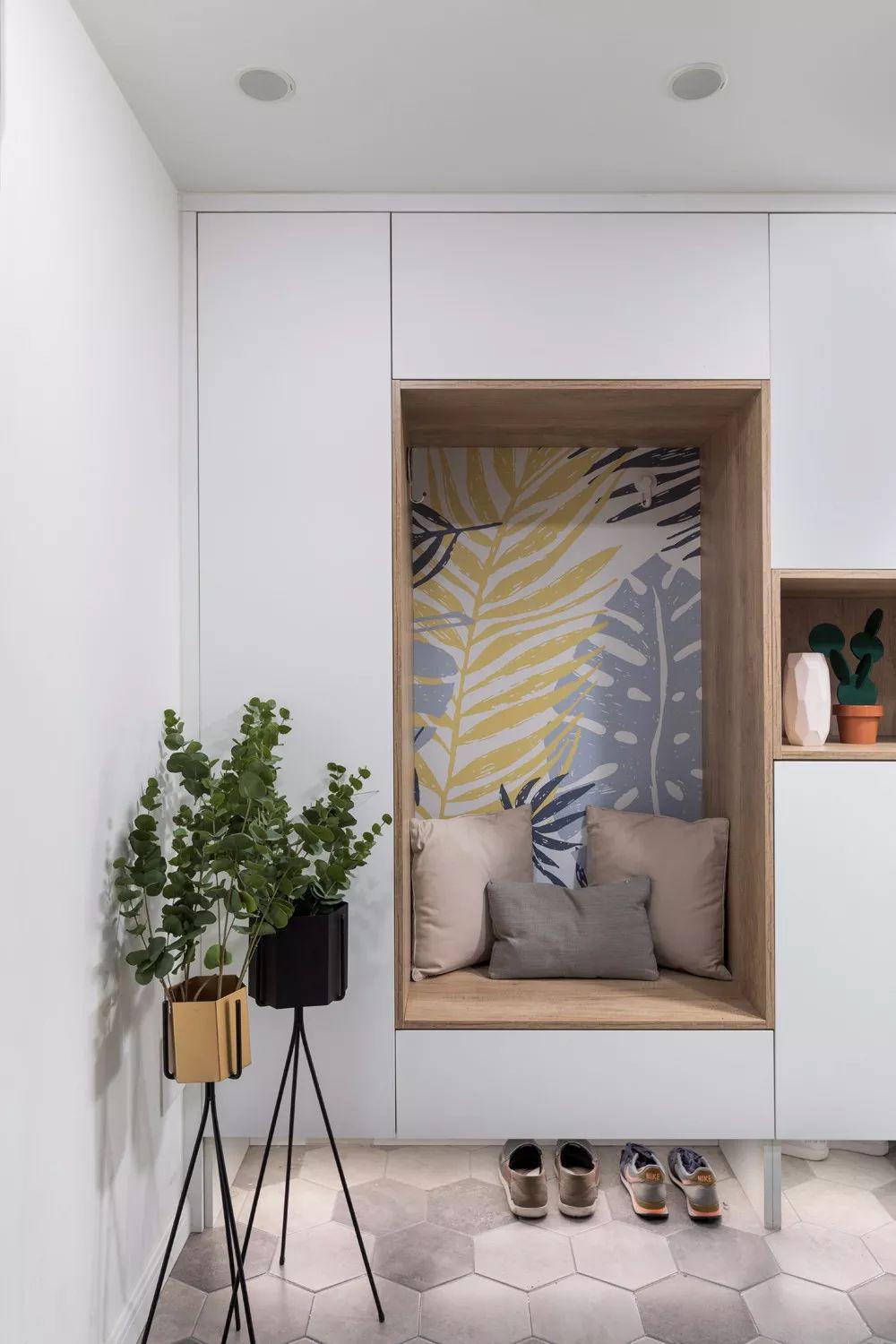 玄关柜整面到顶,收纳足了,但真算起来,还不如局部做高低台好用