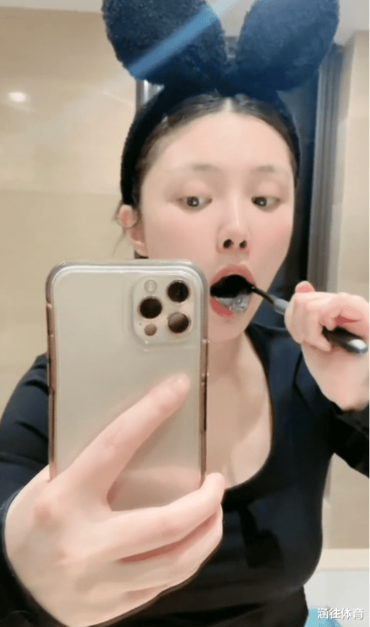 徐冬冬 徐冬冬穿低胸紧身衣护肤！一口黑牙剃鼻毛，用6千块面霜好精致