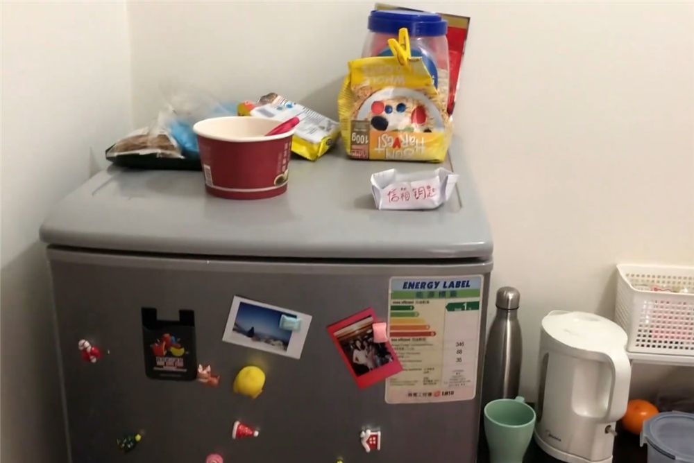 香港4位姑娘合租35㎡蜗居，卧室仅有5㎡，客厅也改成了卧室