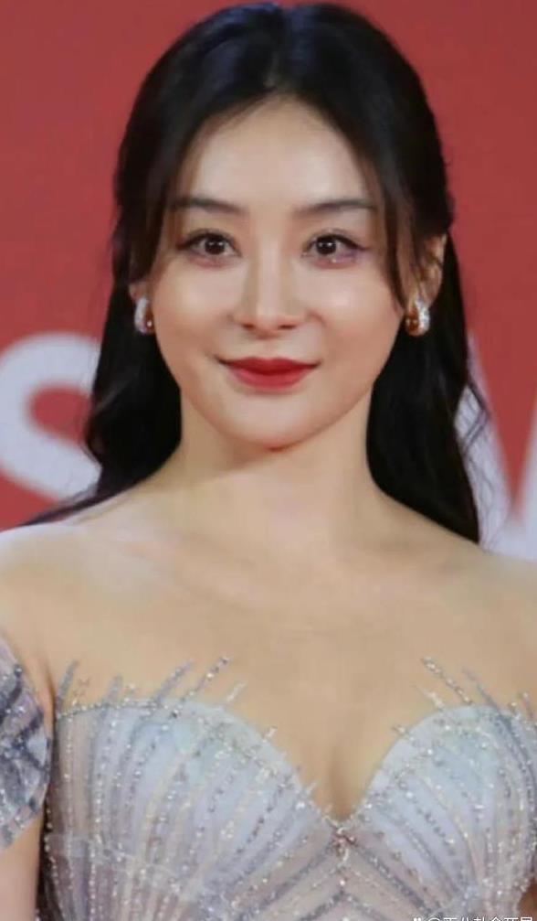袁姗姗|袁姗姗近照曝光,穿蓝色礼服肤白貌美,曾发视频否认整容