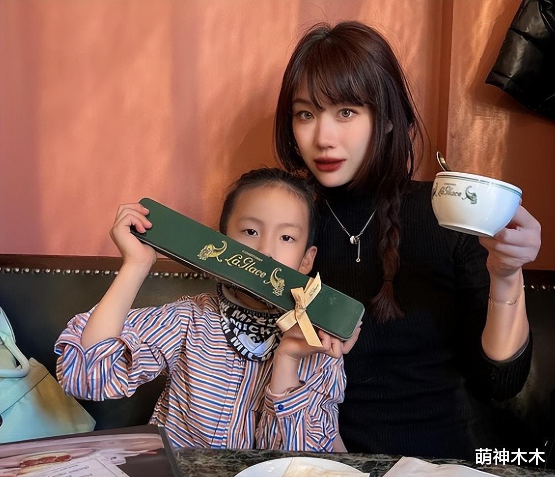网红吐槽房东惹争议,身为7岁孩子妈介意被叫阿姨,对方大学毕业