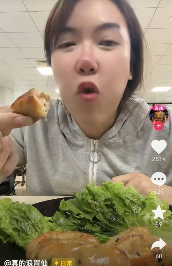 浪胃仙|网红浪胃仙被曝整容，鼻子红肿面部惊悚，下巴酷似蛇精脸