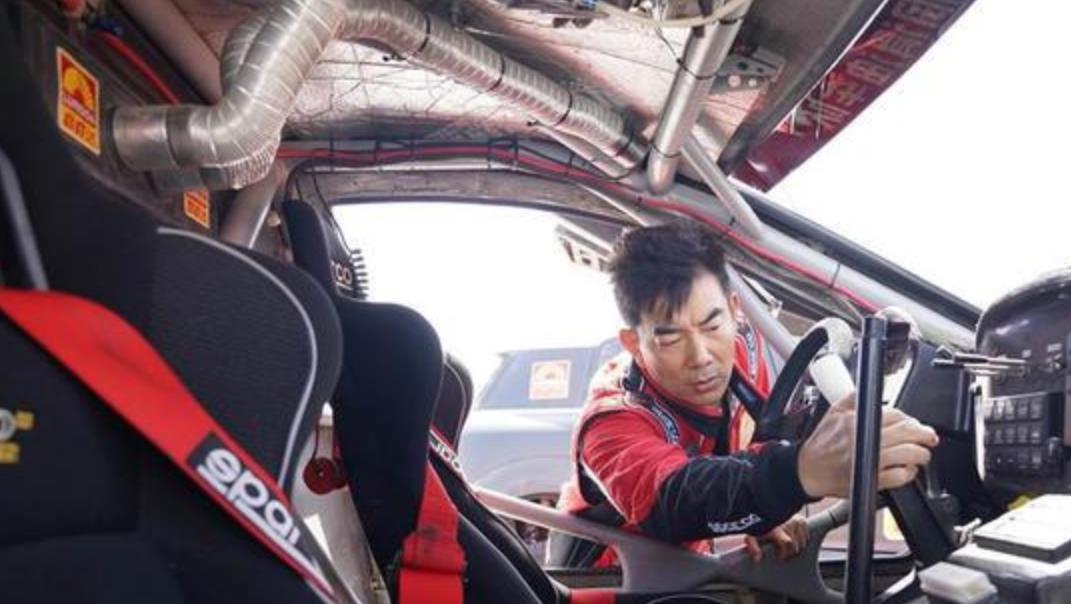 任贤齐|任贤齐罕见曝光儿子照片,称接送放学被嫌弃,带娃骑行打破代沟