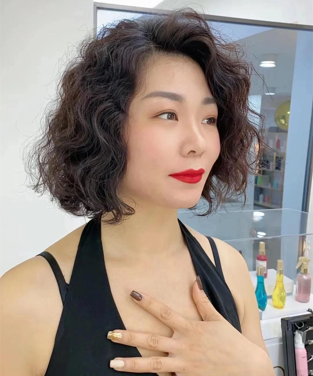 茄子 五六十岁的女人，建议过年烫发就选这三种发型，洋气减龄又显气质