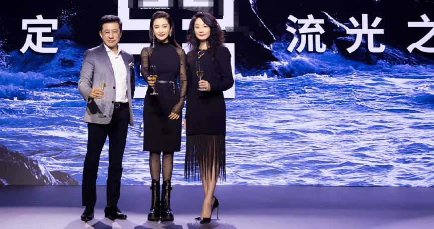 中国电影金鸡奖|49岁李冰冰罕走性感风!穿黑丝躺沙发秀美腿,戴超大金项链好霸气