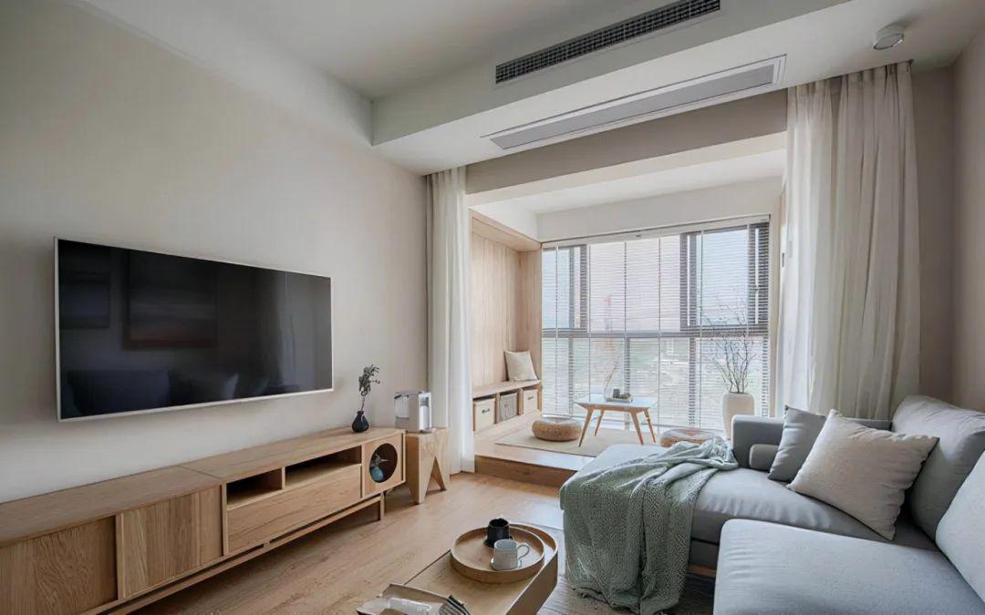 90㎡原木风装修,阳台直接做高30厘米,朋友都说多了一间房!