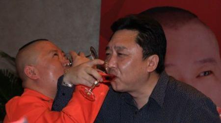 于谦|有种“背景”叫于谦的人脉，郭德纲不能坐中间，吃饭吴京只能靠边