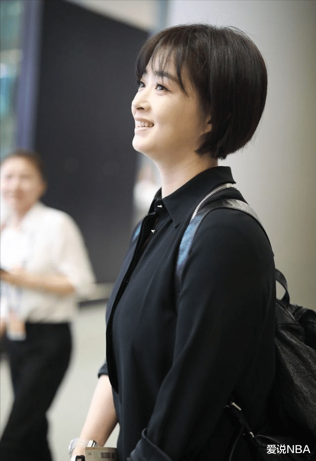 穿衣搭配 蒋欣拍“小舍得”剪了短发,气质倒是变了不少,穿黑裙真显小