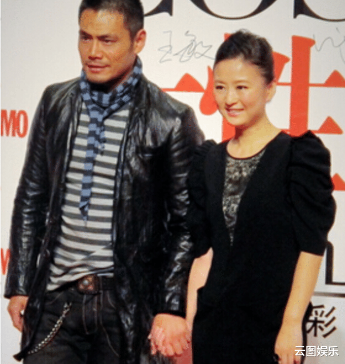 邵兵|邵兵18岁龙凤胎女儿罕露面，烫卷发化妆打扮成熟，目前在国外留学