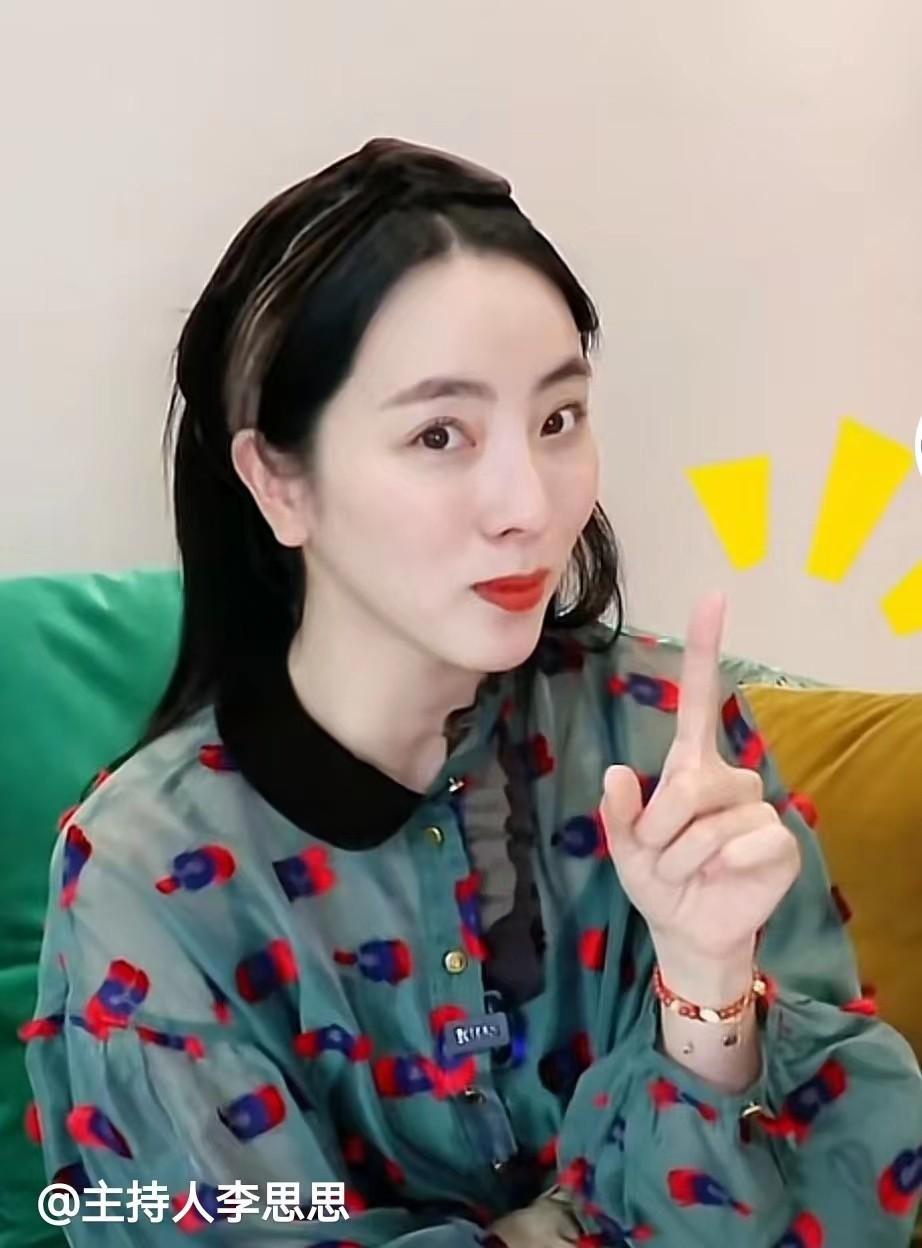 李思思|央视主持人李思思罕见现身,白到发光气质佳,大方分享宝妈经验