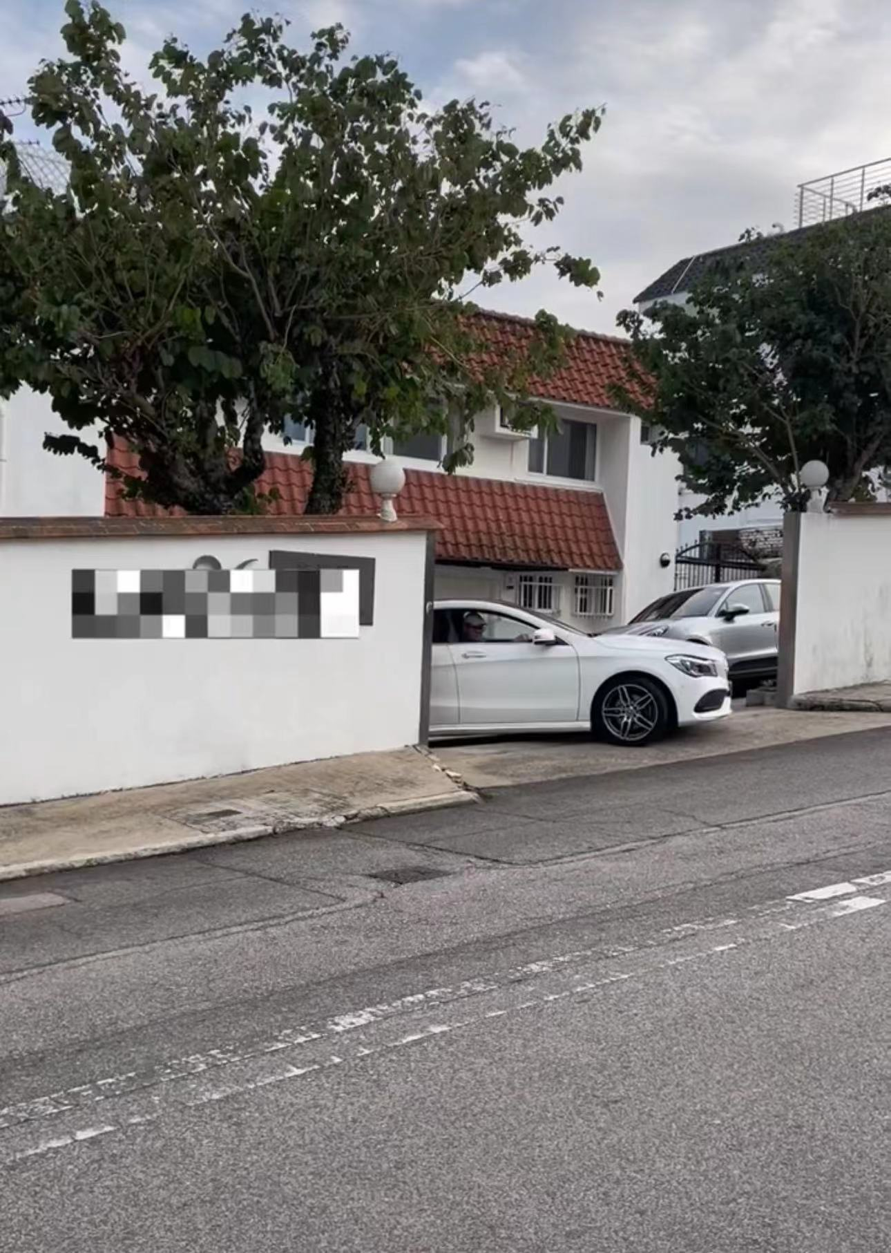 李国麟|李国麟晒香港千万半山豪宅!院中2辆豪车瞩目,疑富三代生活优渥