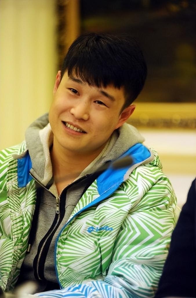 小沈阳|坎坷的小沈阳:与赵本山情同父子,走红后怎样对待结发妻?