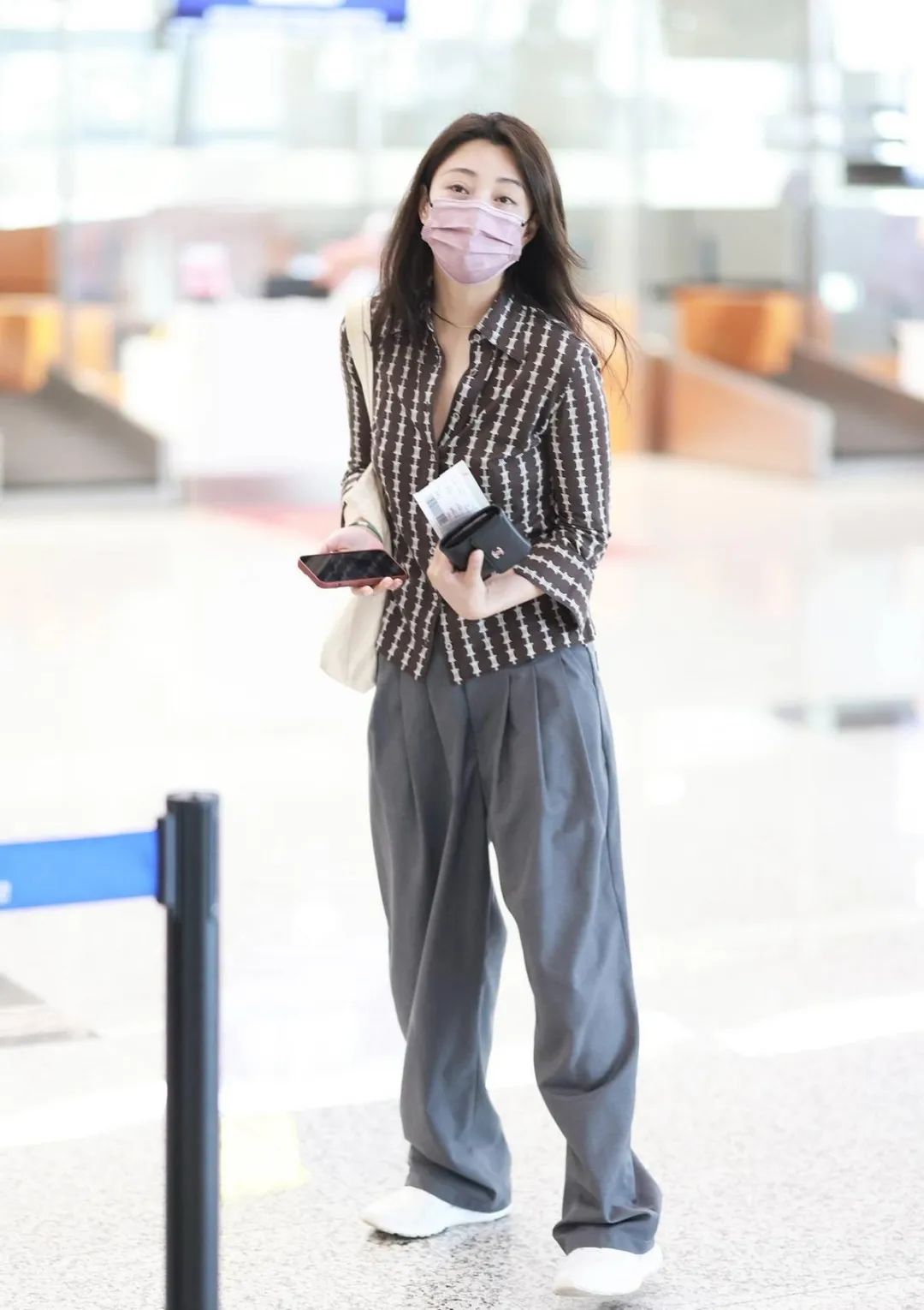 殷桃的42岁也太美好了！老土俗气的大妈衬衫，她穿都高级了