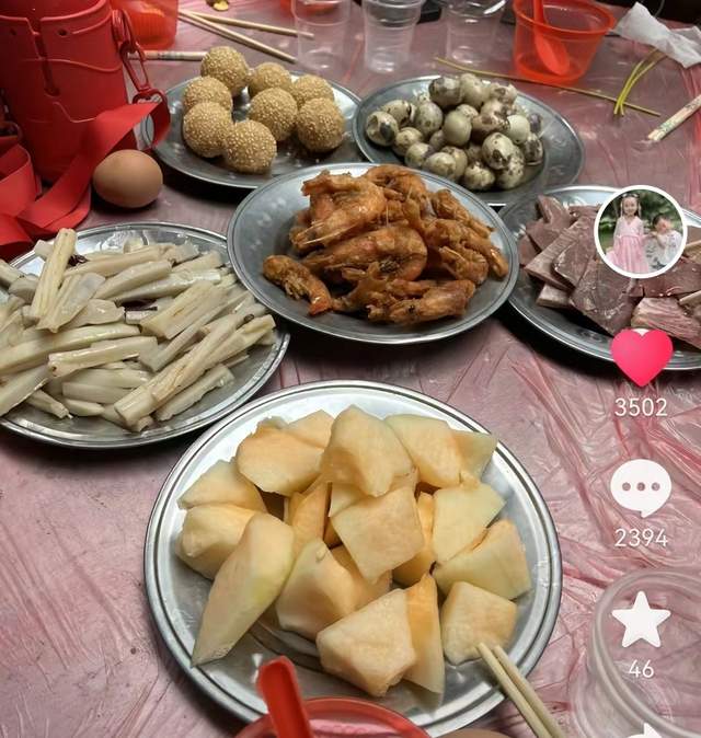 奇奇|对比明显!田静晒吃农村酒席画面,许家妮妮称老人在哪家就在哪