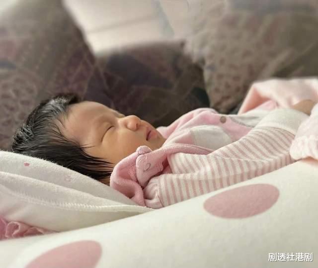 钟嘉欣|恭喜！TVB前知名花旦钟嘉欣宣布三胎产女，在家中顺利完成分娩