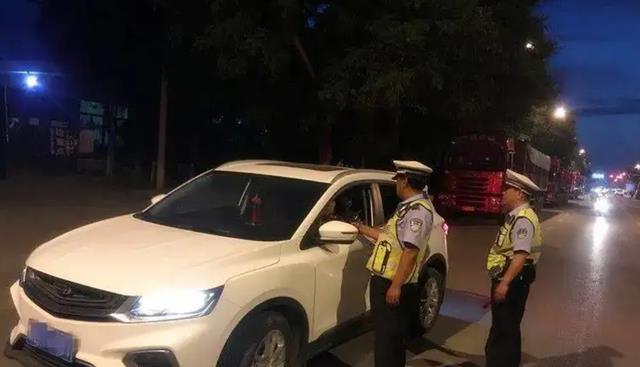 酒驾撞上无证驾驶,谁的责任更大?很多人想错了
