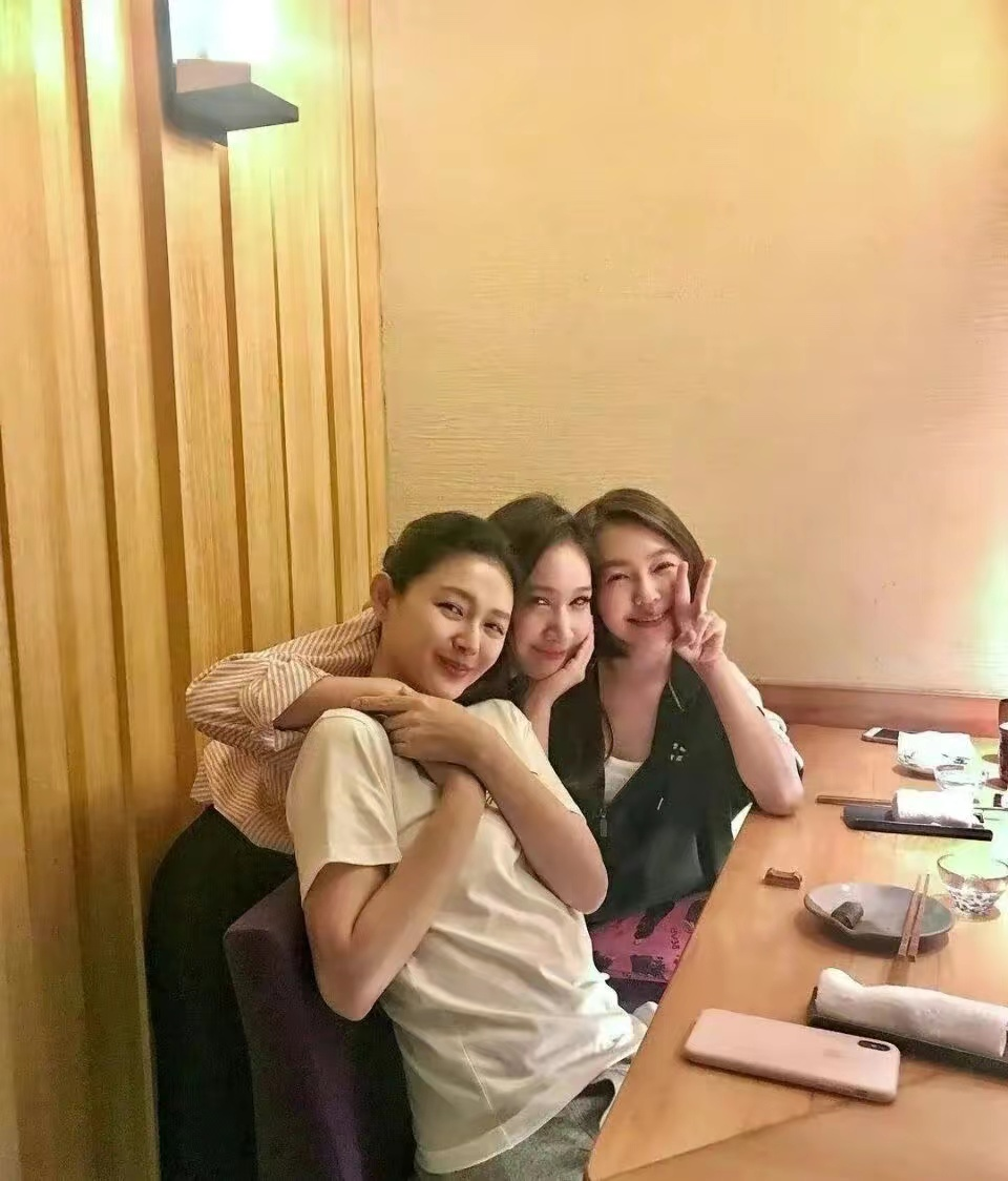 刘昊然|偶遇汪小菲现身三亚,身形消瘦神情忧郁,仍留大S物品似余情未了