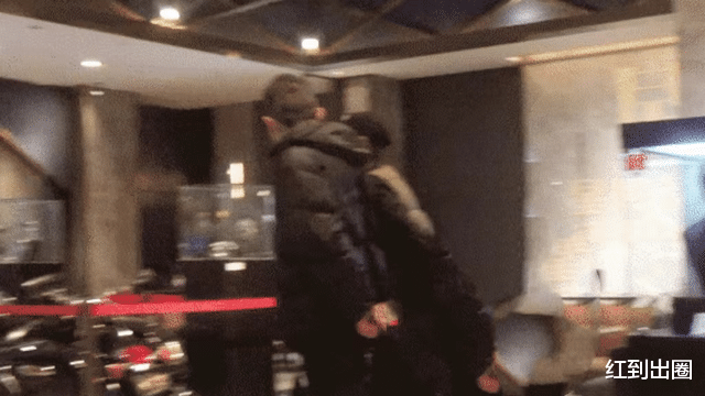 李纯|知名谋女郎忘年恋疑曝光,和大叔在电影院搂抱撒娇,被拍同回小区