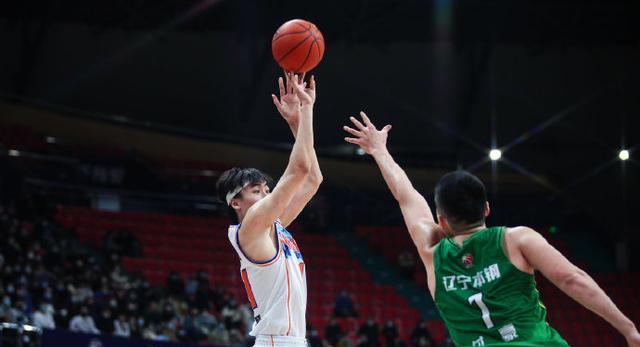 杨鸣|场均5分7板！莫兰德难成周琦，杨鸣主动变阵，25岁悍将最佳第六人