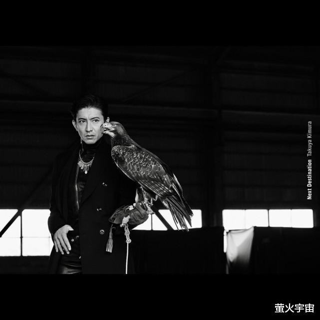 木村拓哉|49岁木村拓哉发新专辑，同框雄鹰硬朗帅气，怀抱爱犬更温柔