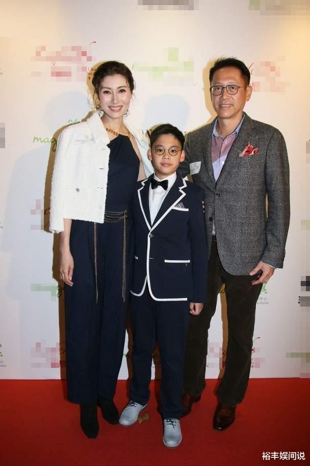 李嘉欣|李嘉欣一家三口首次同台！11岁儿子暴风抽高，皮肤黝黑毫不怯场