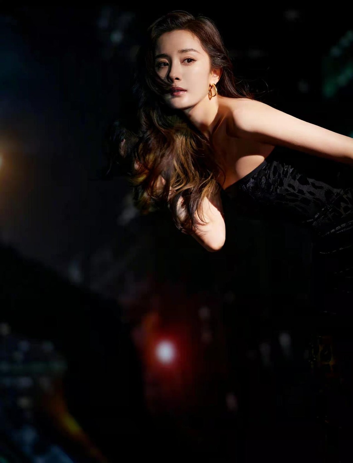 |杨幂真是玩性感高手！穿抹胸蟒纹贴身礼服大秀S曲线，媚到骨子里