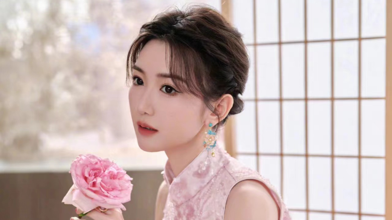 耳机|毛晓彤央视过元宵节，一袭粉色亮片中式长裙，温婉又优雅！