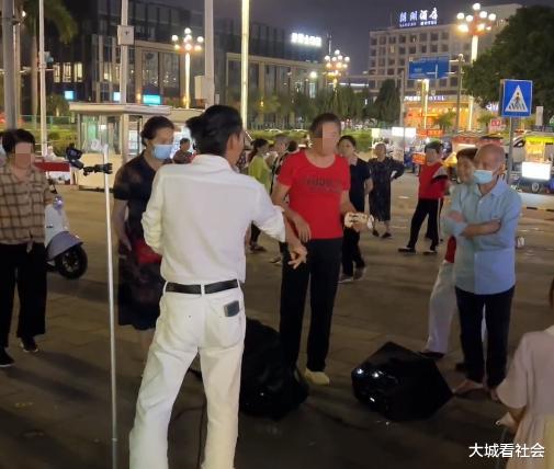 广场抢地盘?广东一主播被大妈砸音响,还被骂不懂体谅老年人