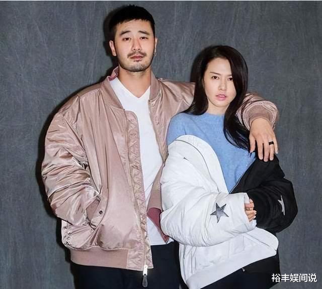 谭维维|谭维维被曝秘密当妈！夫妇携一双儿女现身，腰间系腰凳母爱十足