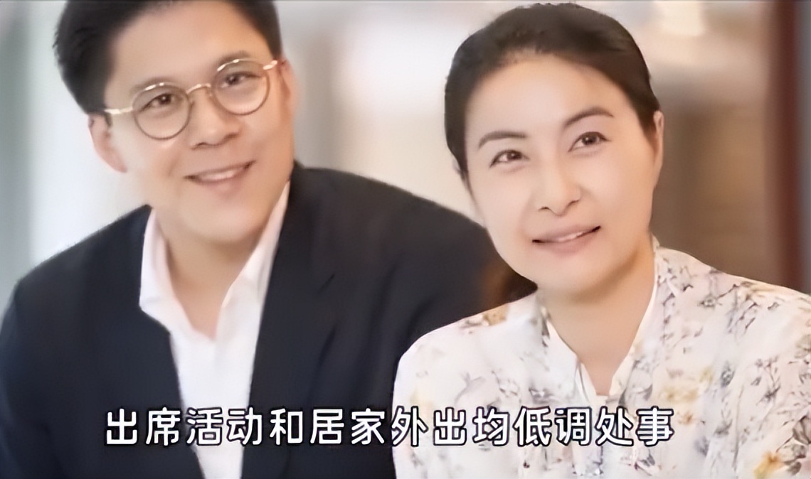 郭晶晶|郭晶晶穿5年旧衣，带2块钱皮筋受邀国庆阅兵！用眼神护住霍家家规