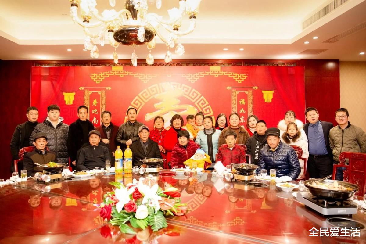 新疆7旬老人过寿,设宴40桌,每桌6瓶茅台!事后砸碎酒瓶?