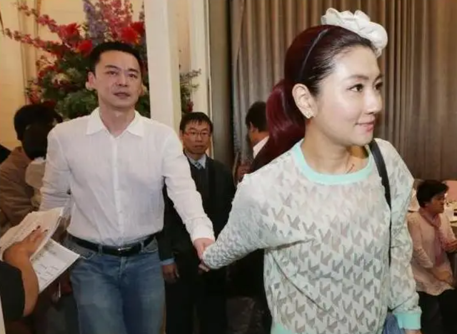 女孩|Selina透露恋爱细节：因一碗“香菜”定情，男友让前夫很满意