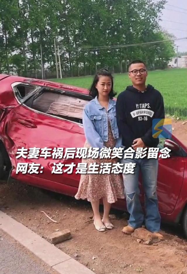 回顾山东女司机超越大货车失败,方向盘失控致车祸,夫妻拍照留念